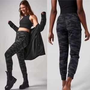 ATHLETA SALUTATION HIGH RISE
JOGGER IN CAMO PRINT WOMEN'S SIZE XS